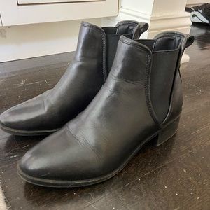 STEVE MADDEN BLACK BOOTS!!!